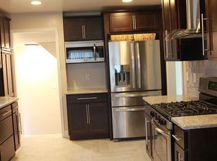 1194 Roslyn Rd, Grosse Pointe Woods, MI 48236