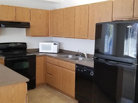 Complete kitchen with lots of cabinets