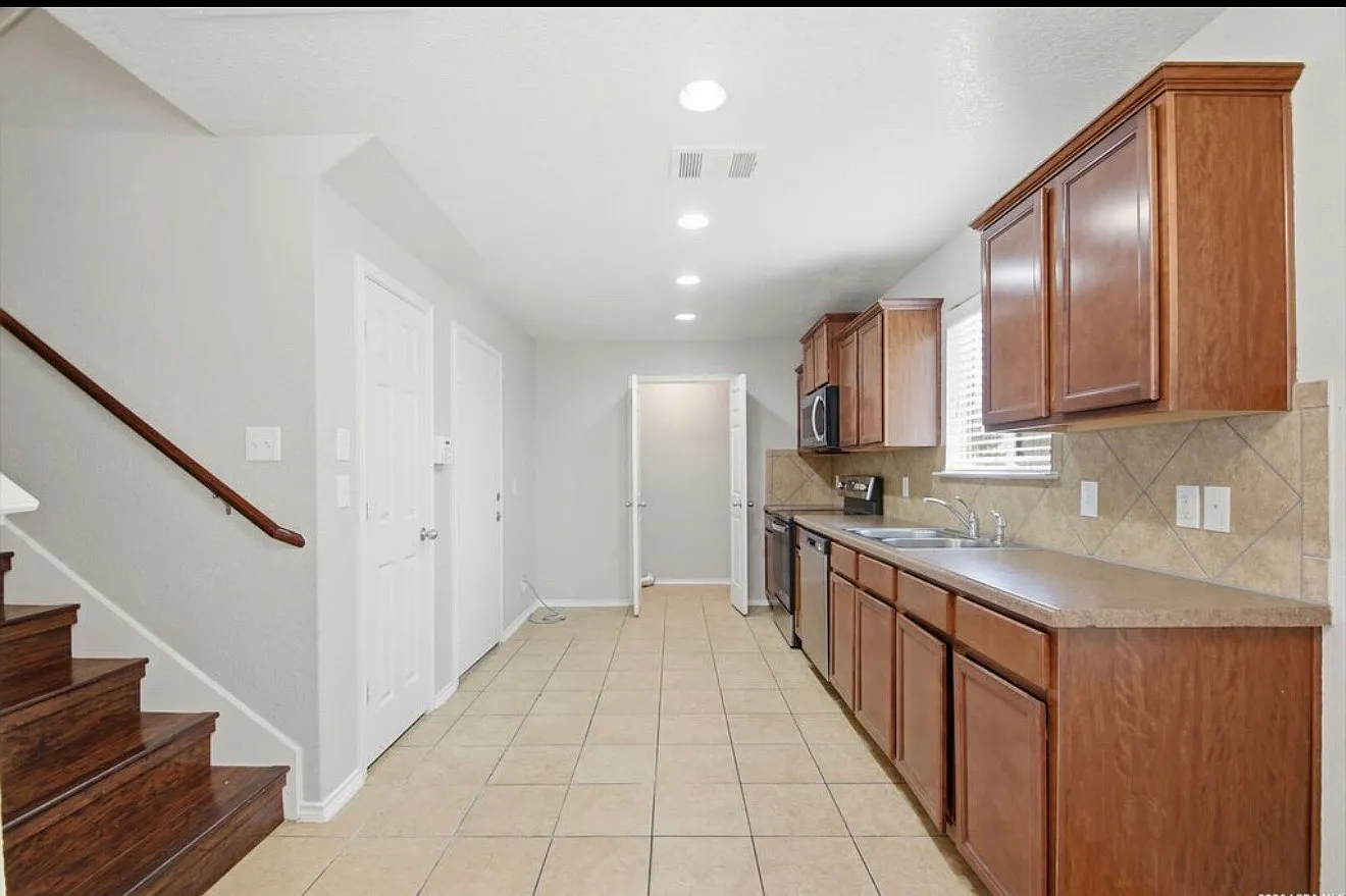 3 bed, 1536 sqft, $1,900 — Photo 4