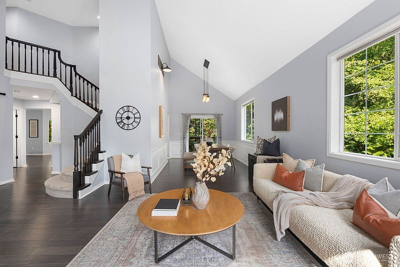 4th image of 1514 201st Avenue E