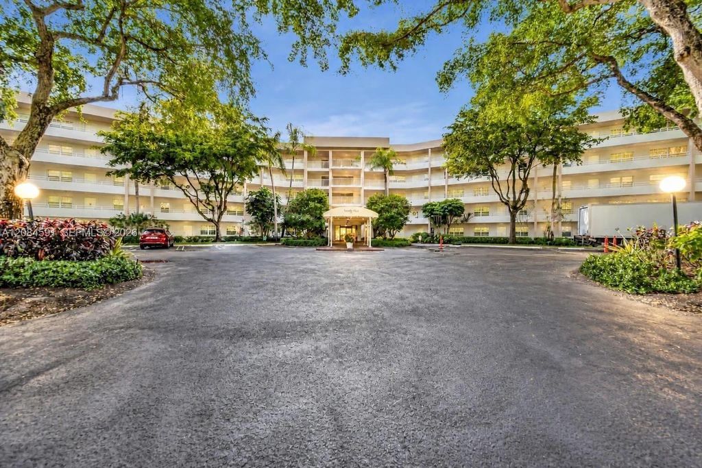 3980 Oaks Clubhouse Dr APT 409, photo 2