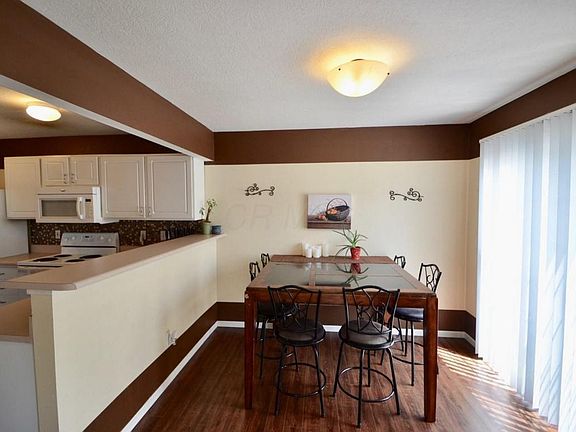 3rd image of 252 Oxford Oak Dr