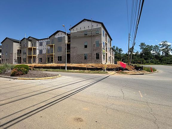 5th image of 300 Lindenhurst Dr #2