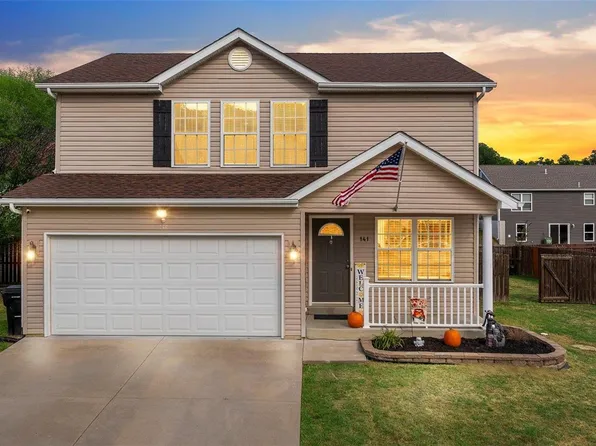 141 Village Circle Dr, Winfield, MO 63389