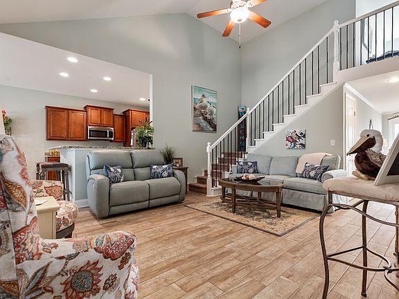 5th image of 214 Clearwater Dr.