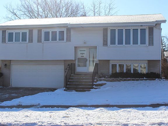 3rd image of 8921 Barberry Ln