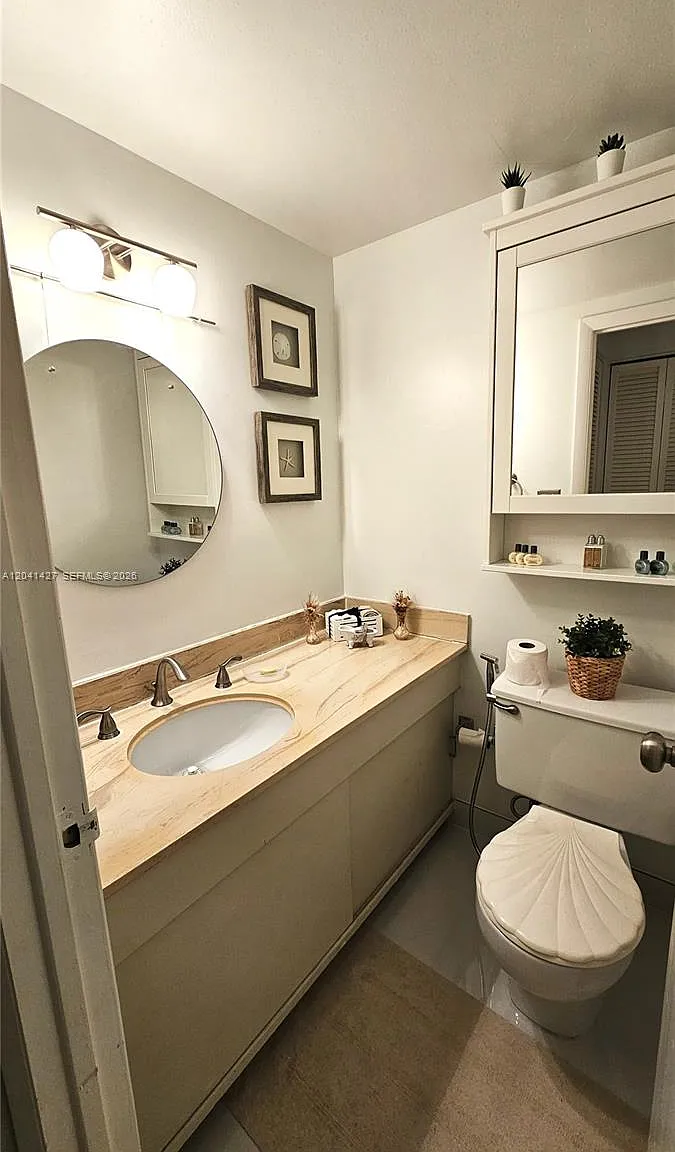 Hemispheres Condo — Photo 4
