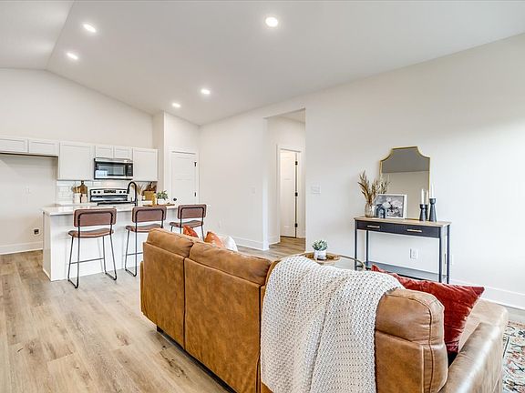 3rd image of 521 Briarbrook Ln