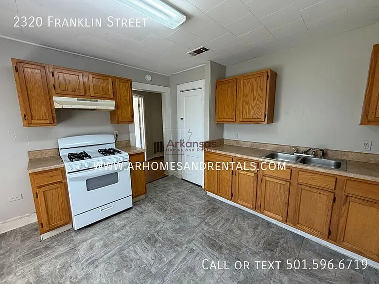 2320 Franklin St — Photo 5