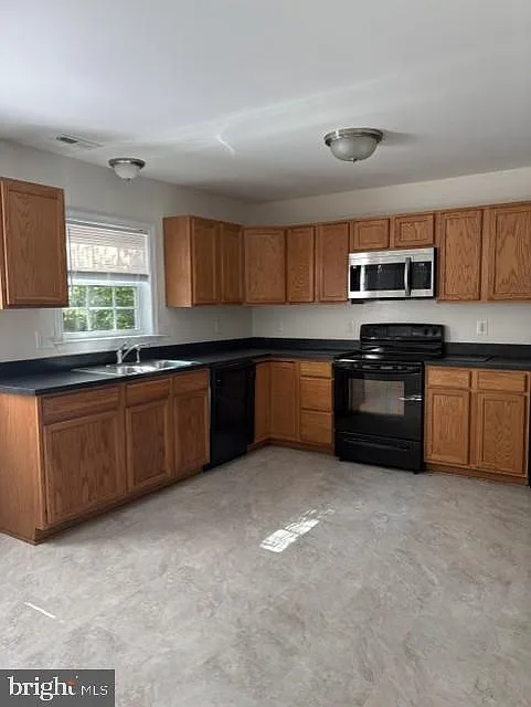 3 bed, 2.5 bath, 1384 sqft, $2,200 — Photo 4