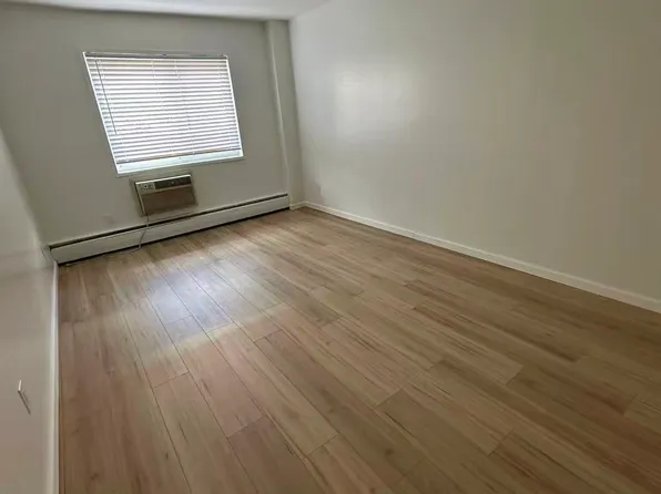 1290 Rockland Avenue image 3 of 8