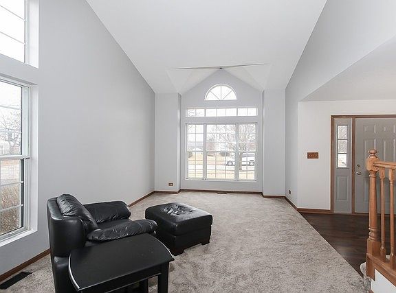 5th image of 225 W Harvard Cir