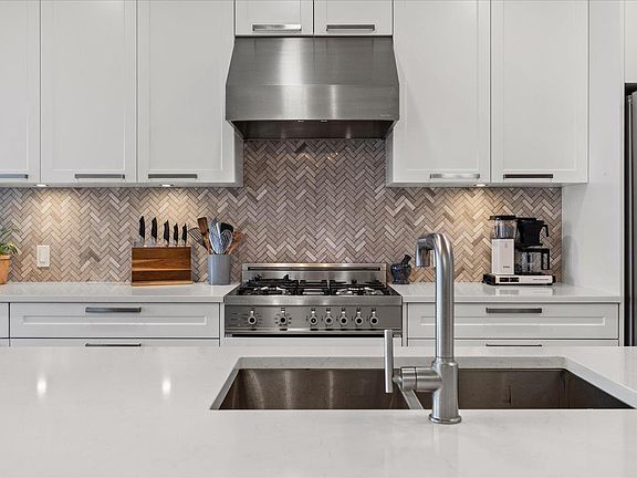 4th image of 33540 Mayfair Ave #404