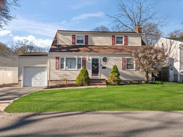 10 Maple Road, Huntington Station, NY 11746