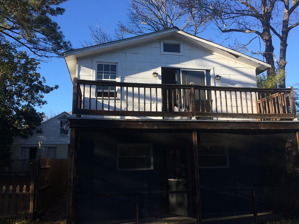 Rear Screened in Porch and Porch off of Kitchen