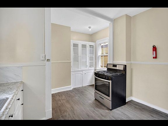 5th image of 472 Hudson Ave #1-2
