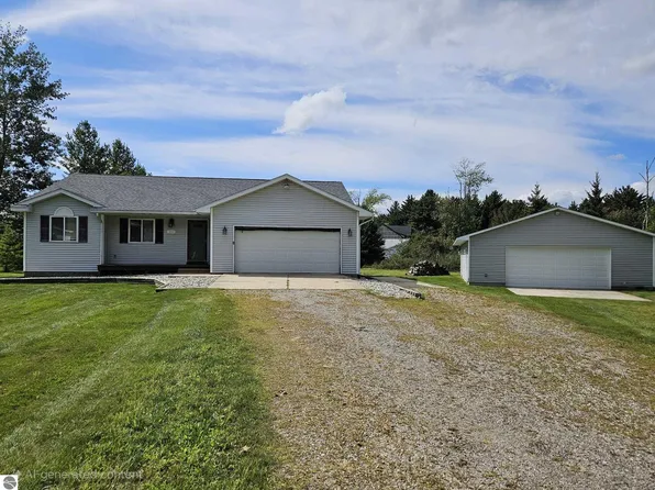 711 Sawyer St, East Tawas, MI 48730