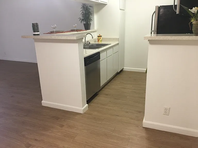 Zelzah Court — Photo 28
