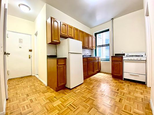 1st image of 535 E 78th St APT 3E