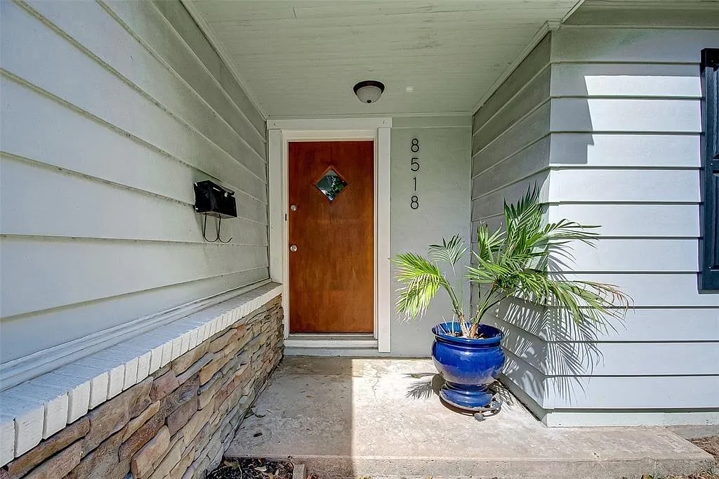 3 bed, 1.0 bath, 1387 sqft, $2,150 — Photo 2