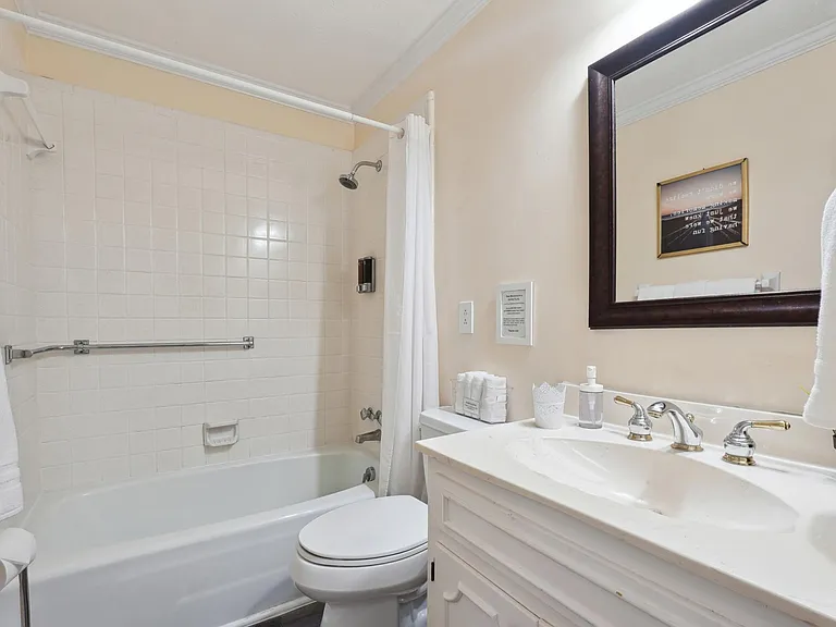 Full Hallway Bathroom (combination tub/shower) -Main Level
