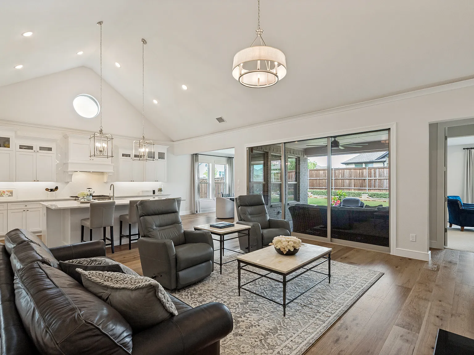 4 bed, 3481 sqft, $4,250 — Photo 2