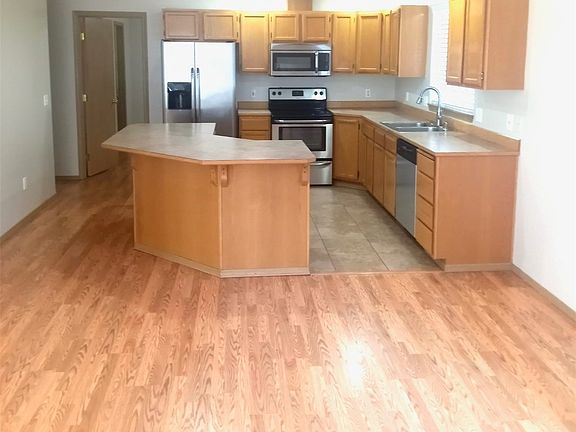 Kitchen with eating area>