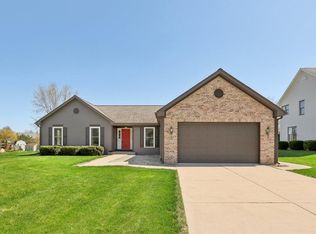 8801 W Whispering Oaks Ct, Franklin, WI 53132