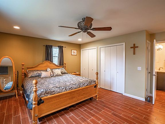 4th image of 643 Crown Hill Dr W