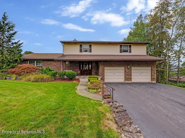 202 Templeton Dr, Dickson City, PA 18519