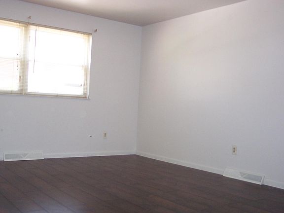 4th image of 51 Willow Dr APT 2