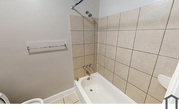 3rd image of 239 Oakwood St SE APT 2