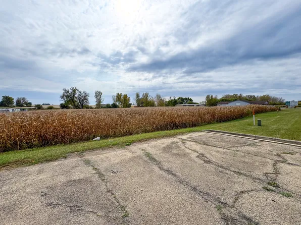 3 Indian Springs Dr, Sandwich, IL 60548