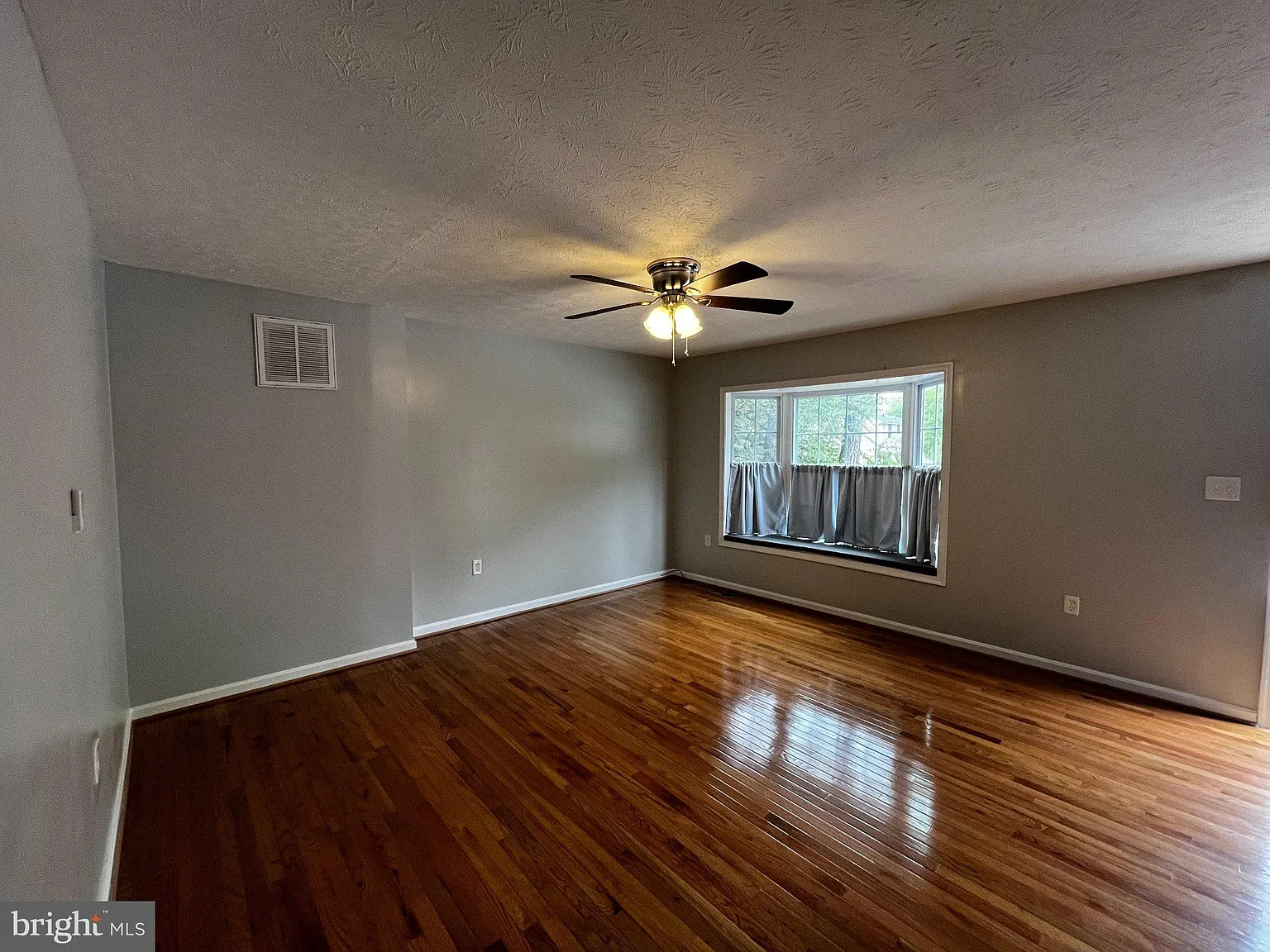3 bed, 1.5 bath, 1200 sqft, $1,750 — Photo 3