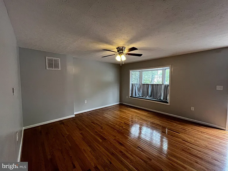 202 Carroll Dr — Photo 3