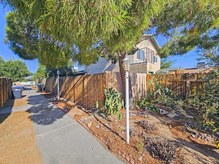 201 N Alvord St E #E — Photo 11