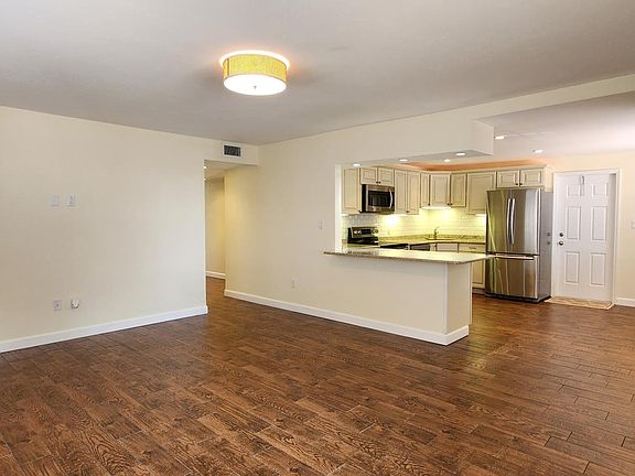 5th image of 132 Pearl Ave