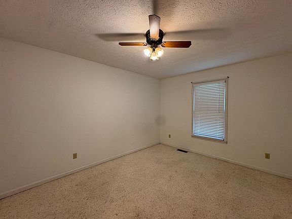 5th image of 420 W Windsor Cir