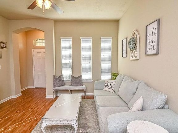 5th image of 1067 Venice Dr