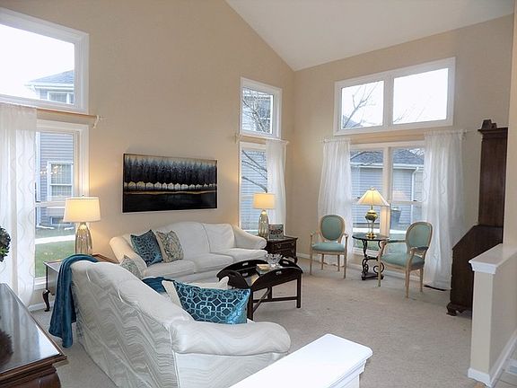 2nd image of 2895 Roslyn Ct E