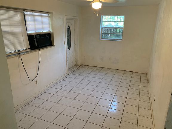4th image of 1124 NW 112th Ter Unit C