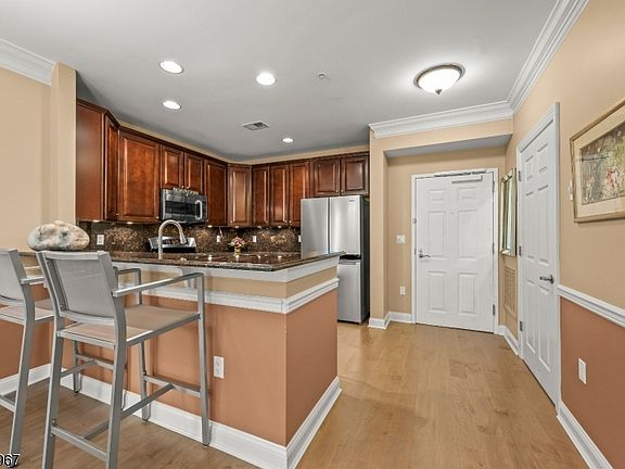 4th image of 463 Victoria Drive