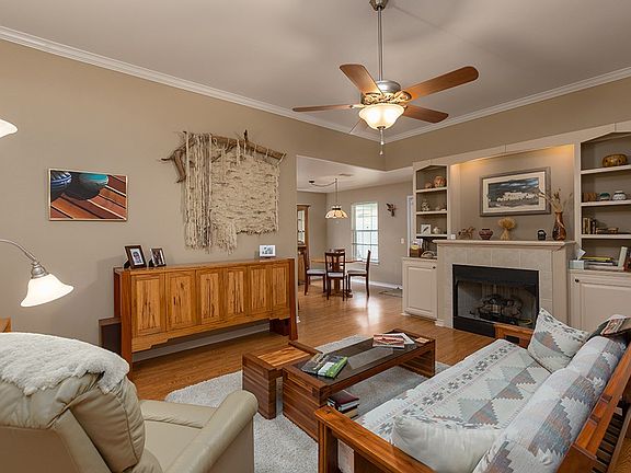 3rd image of 205 Willow Brook Dr