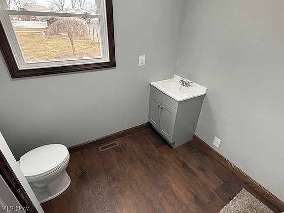 5th image of 601 E 4th St