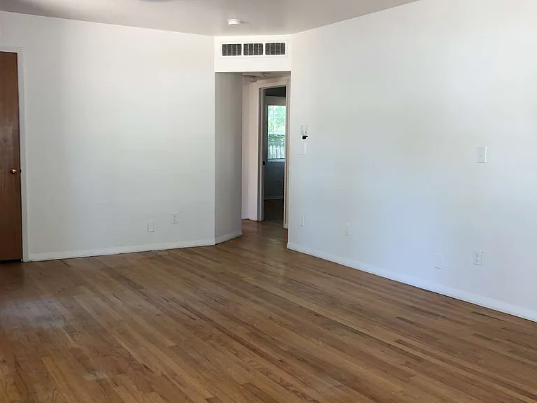 1017 W Mulberry St — Photo 2