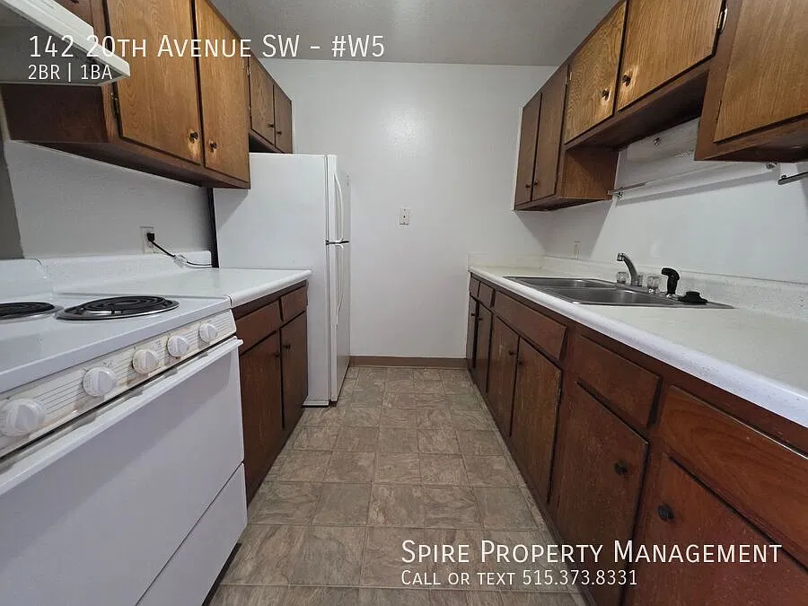 SW Great location large 2 bedroom 1 bath secure entry, heat and water paid! — Photo 3
