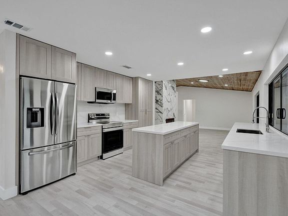 4th image of 1227 NW 111th Avenue