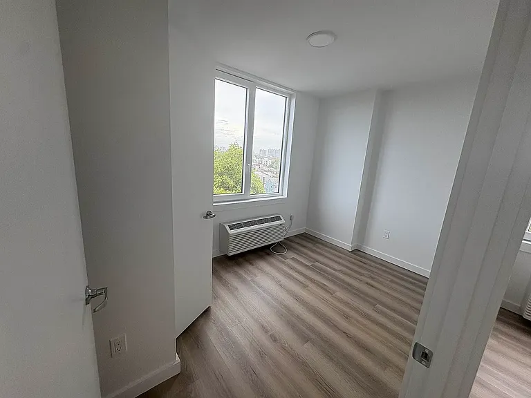 3109 Buhre Ave #8G — Photo 5