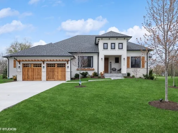 7065 Longmoor Dr, Crystal Lake, IL 60014