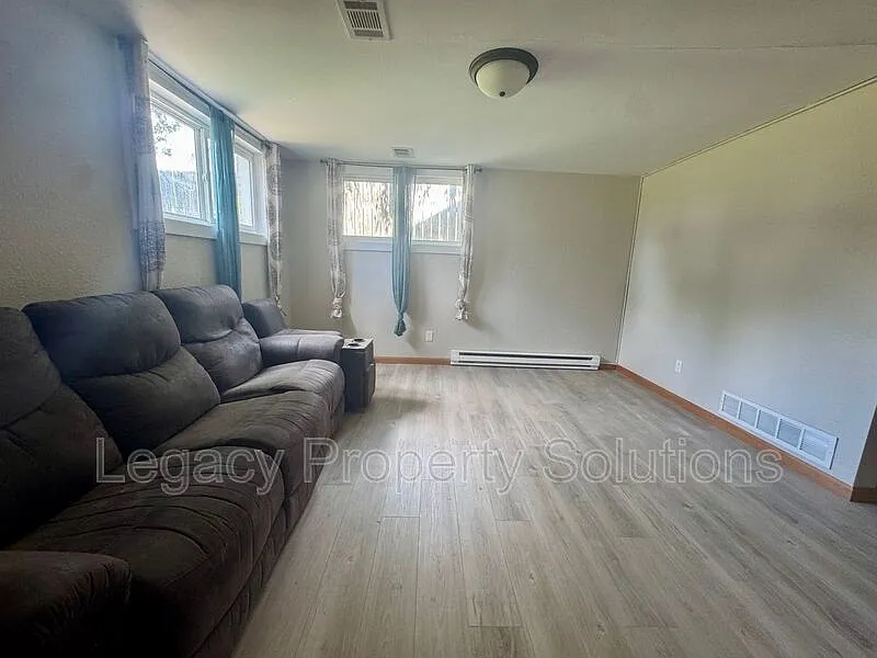 1 bed, 1.0 bath, 760 sqft, $900 — Photo 2